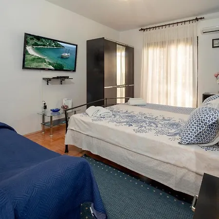 Apartment Ornela With Garden